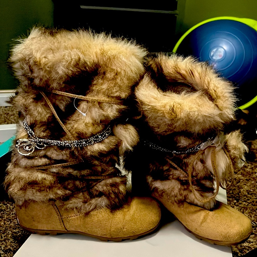 Angelina by the blossom collection, Size 7 furry boots
